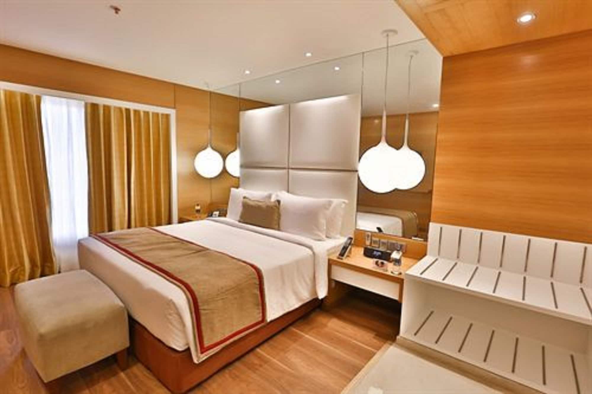 Hotel The Residency Towers 5*